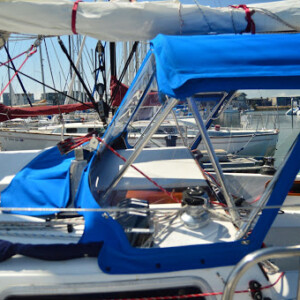 We can fully customize your canvas to properly fit your boat’s needs. Catalina 30 Dodger - Wrap around windows
