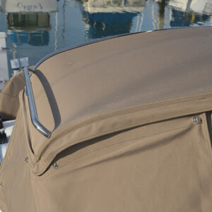 A properly fitted dodger should be tight, so no pooling can occur. These rain flaps make sure no water will leak into the window-top seam. Jeneau 34 Dodger - Rain Flaps