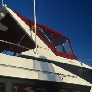 Using a track and zippers system, we are able to extend the enclosure to the radar arch. This makes the seam waterproof and the visibility clear. McKinna Enclosure with Track and Zippers